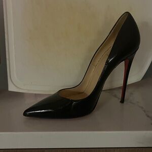 Christian Louboutin signature Black Patent Leather So Kate heels